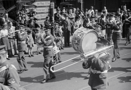 831687 Afbeelding van een legerband van het 4th Batalion Lincolnshire Regiment, onderdeel van de 49th West Riding ...